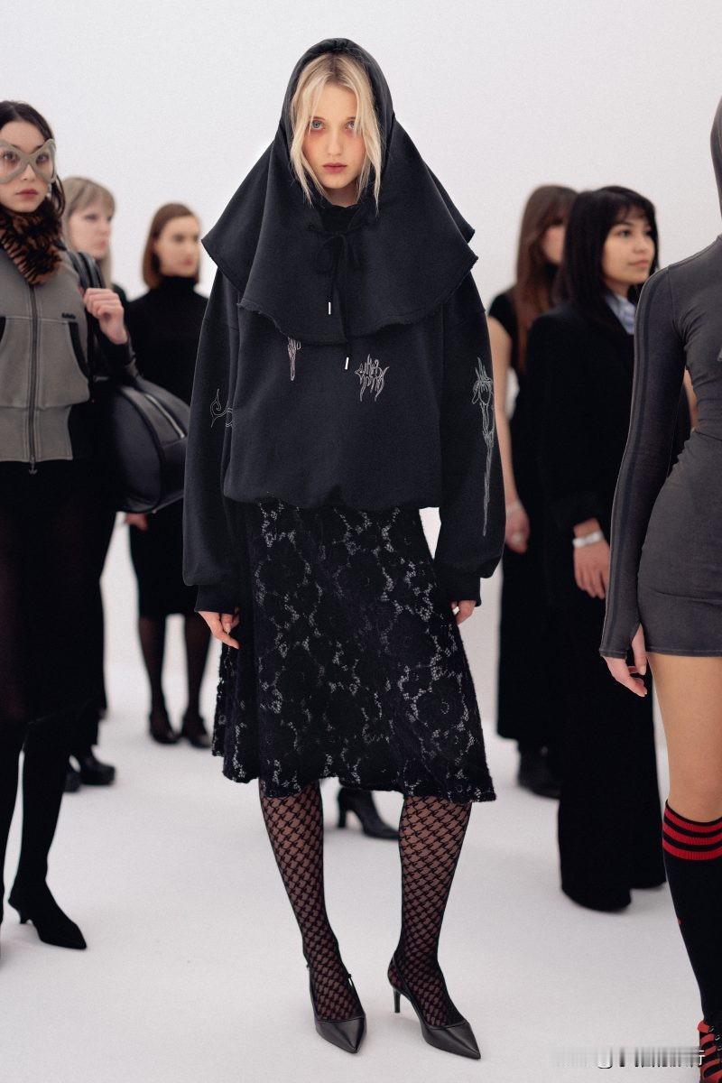 AVAVAV Fall 2026｜反叛时装，一场关于凝视的先锋实验
 
AVAV