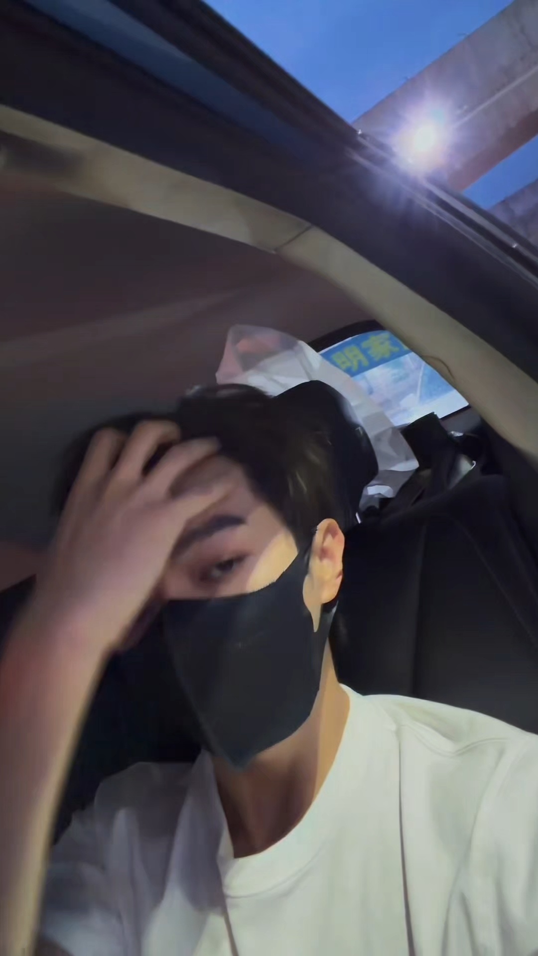 许凯今日份营业！家so脸上写着现偶男神方圆八百米和火场追凶都要播了，期待