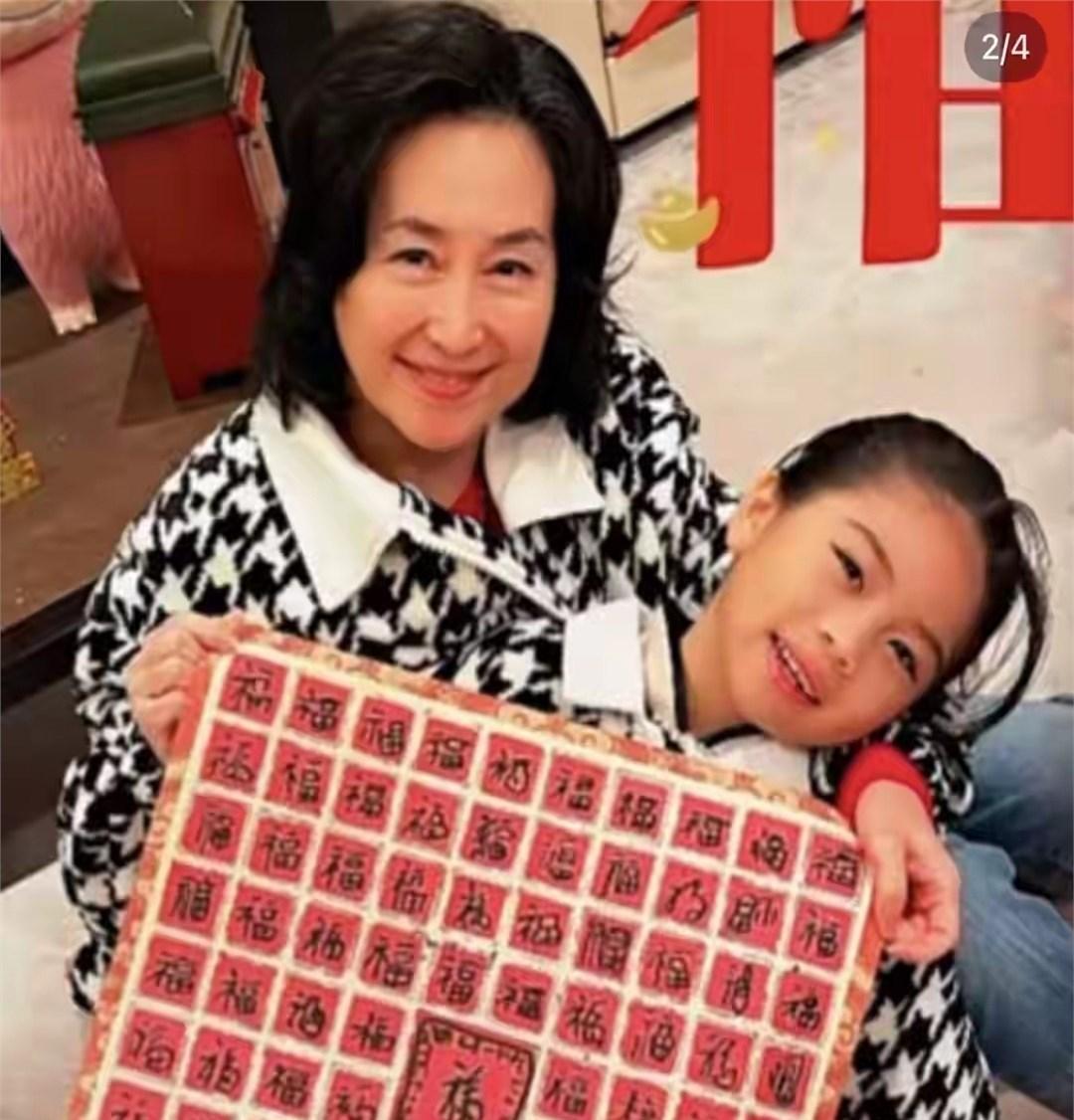 赌王家族二房四房竟同桌吃饭？
何超琼蹲地护孩子腰的瞬间，让所有争产往事烟消云散。