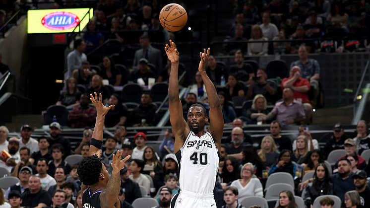 巴恩斯午睡醒来后感觉脚踝酸痛，目前马刺的伤病报告已将他更新为“缺席”，这是他自2