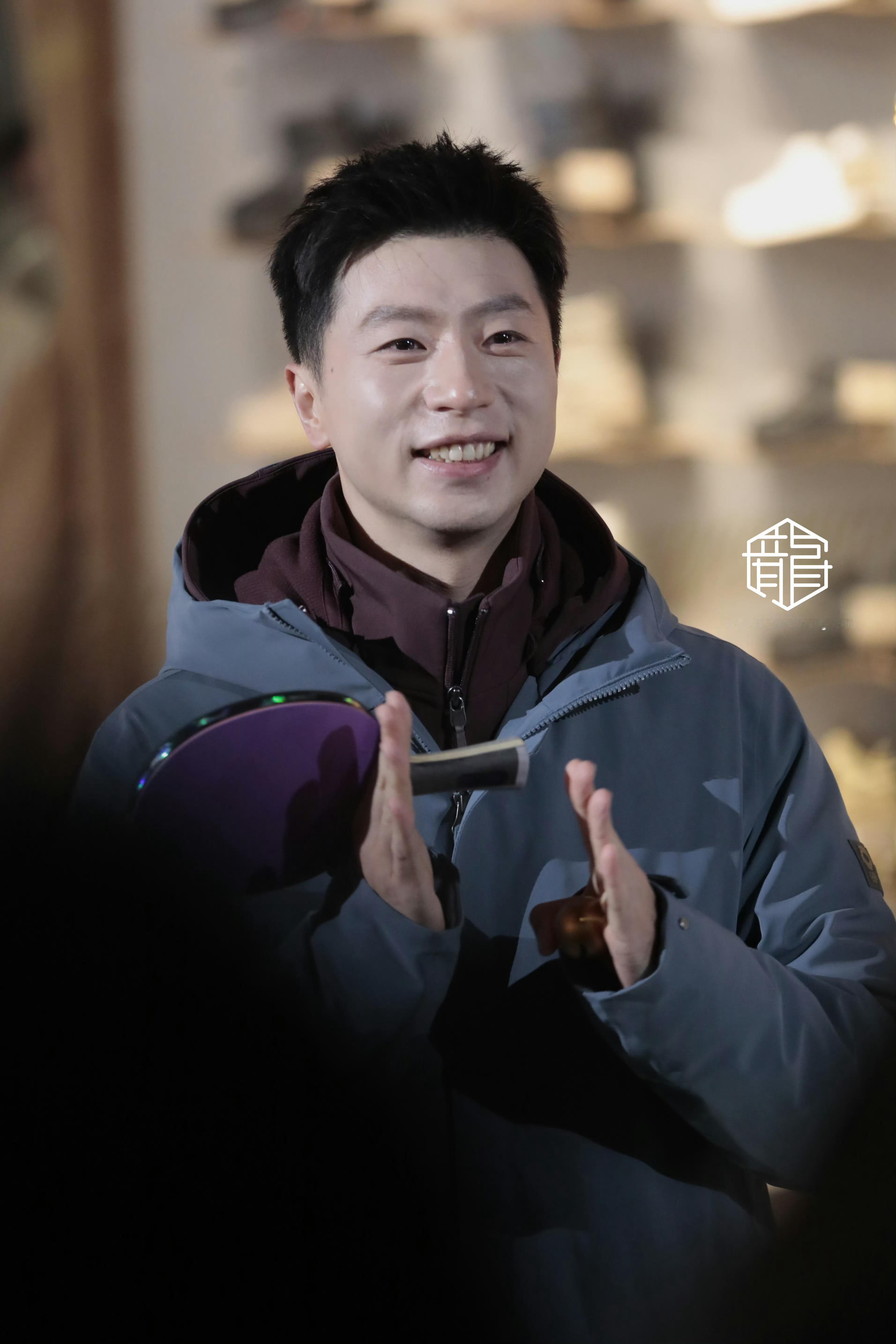 鞍山小马马龙刘诗雯北京三里屯同框 甜甜的微笑，治愈一切