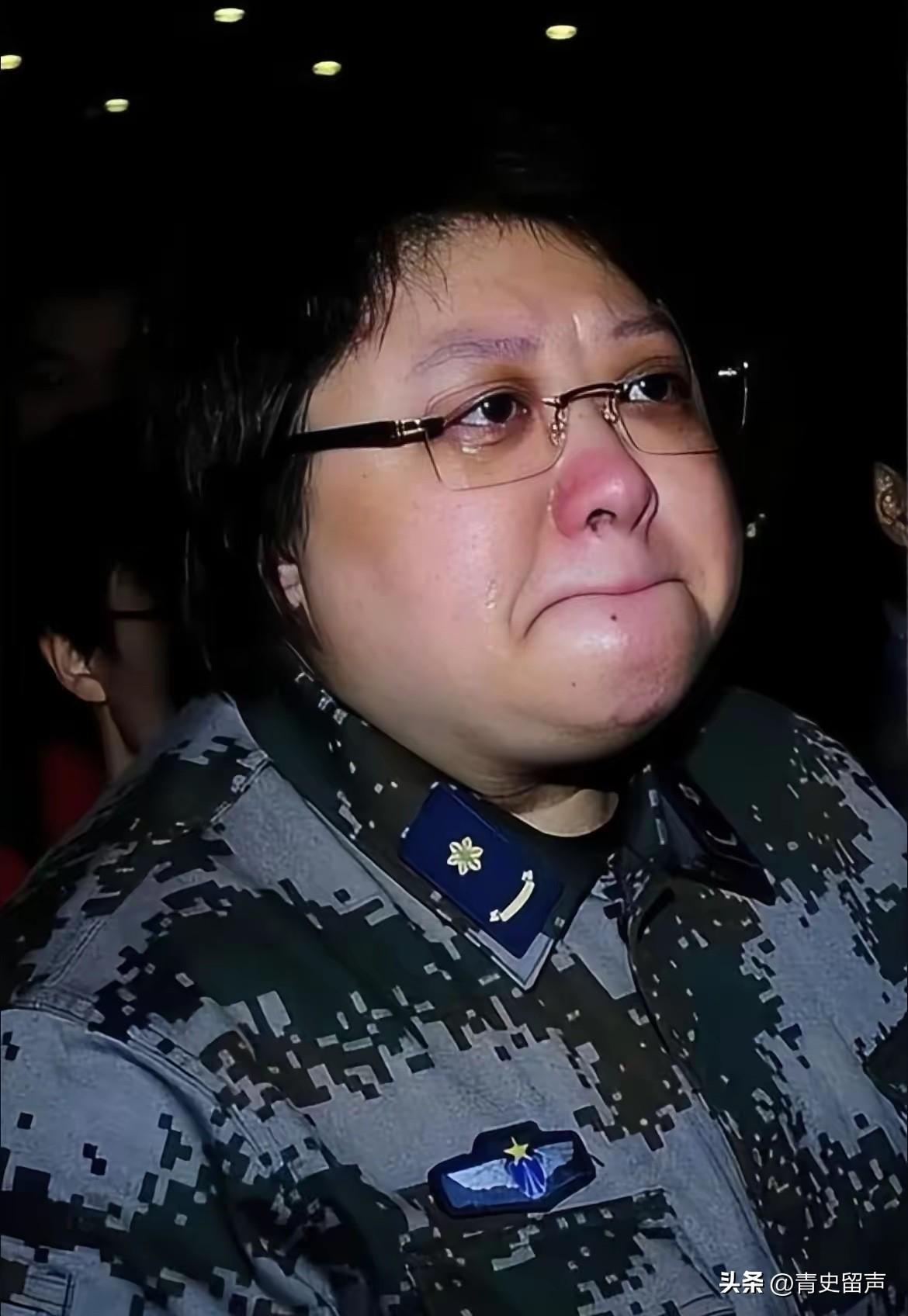 不光冯小刚懵了，
估计韩红自己也懵了，
不是因为别的，就因为一句话。“走个面”让