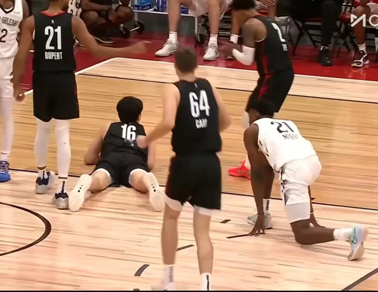 杨瀚森每场比赛都有惊喜奉献给喜爱他的球迷！就在刚刚NBA第三场比赛中，小杨砍下1