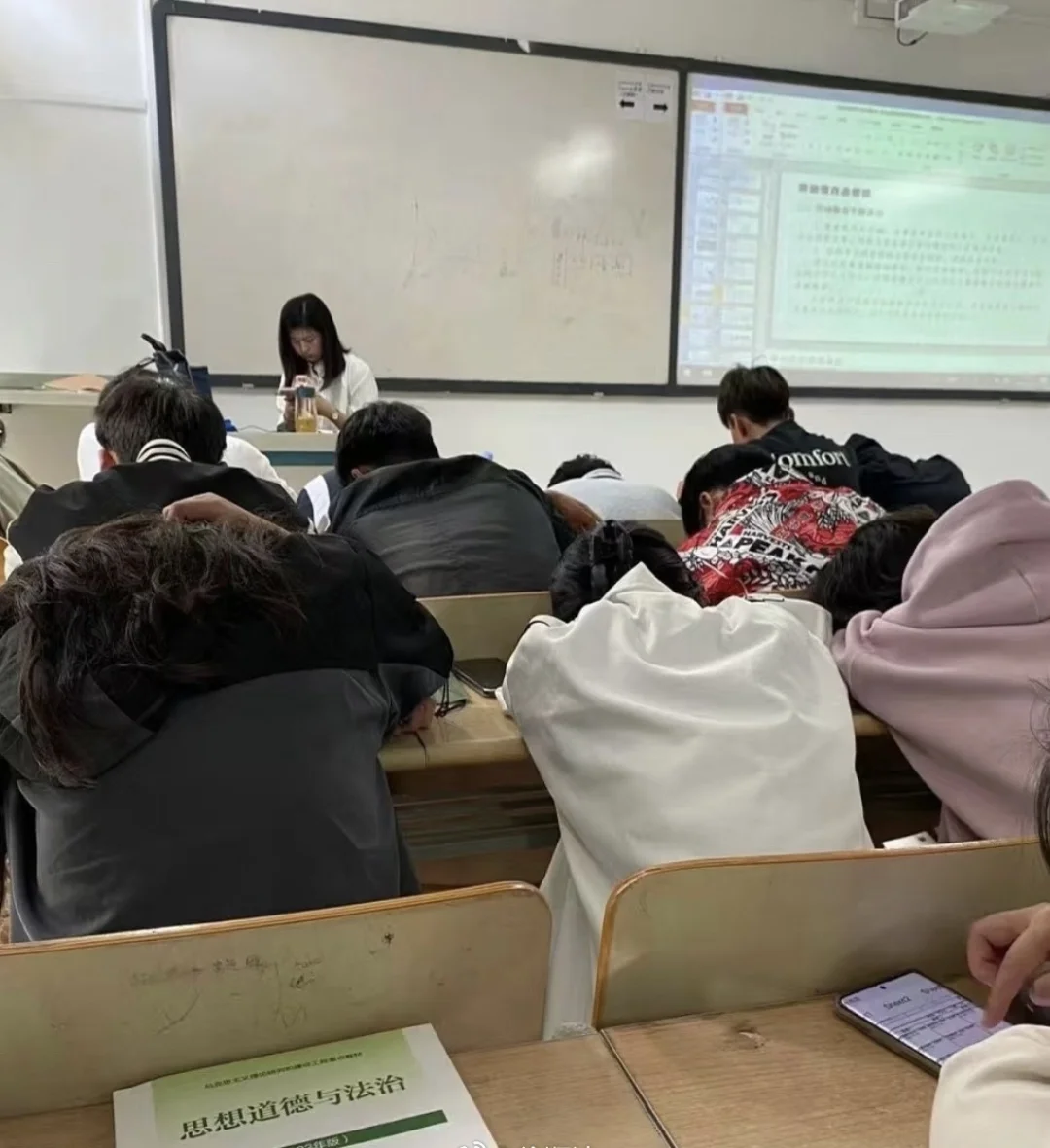 不少大学生都有这种错觉：每天泡图书馆、坐一整天，笔记写得满满当当，就觉...