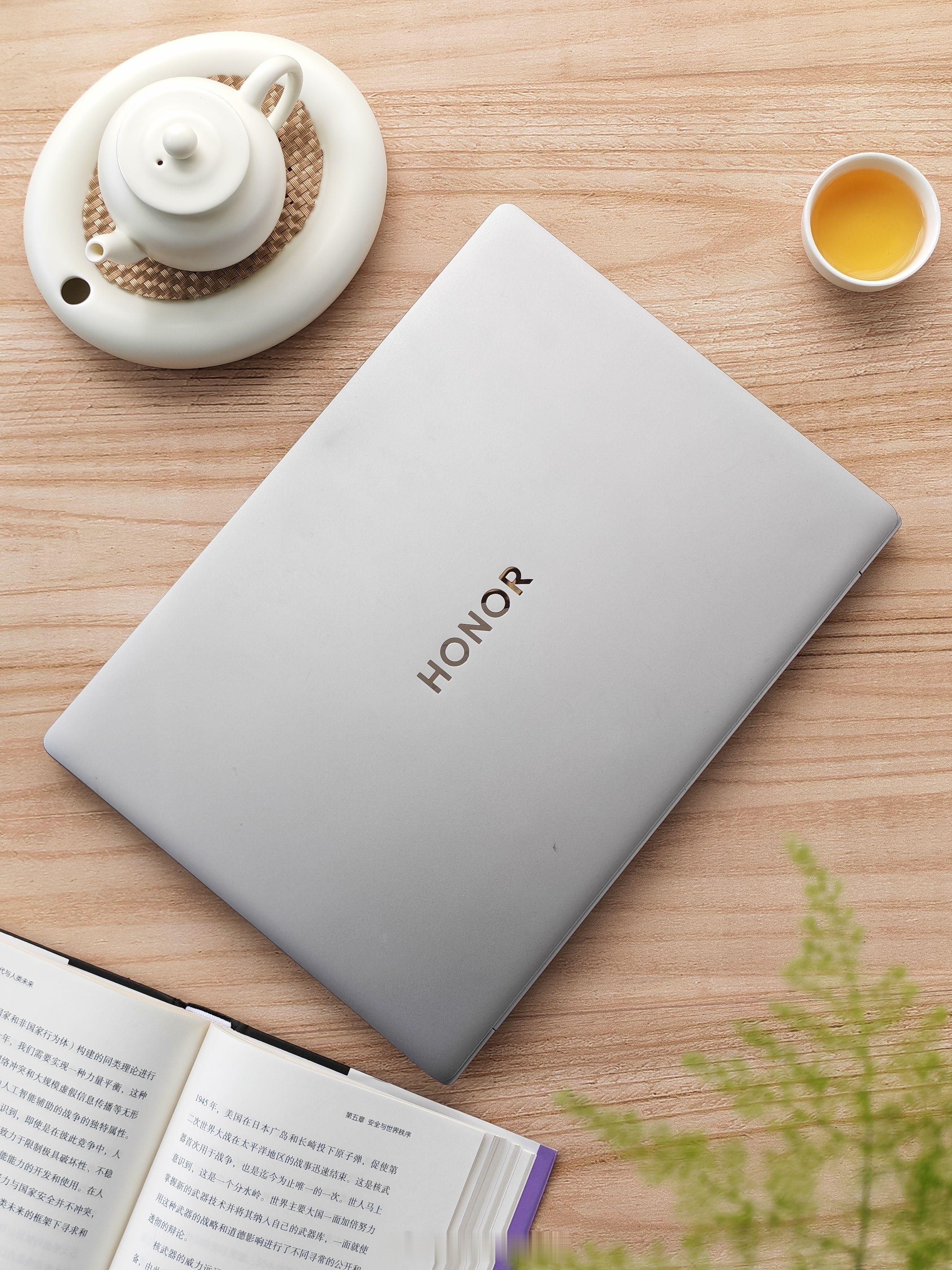 拍摄了一组荣耀MagicBook Pro 14图赏，星辰灰金属全能本很精致