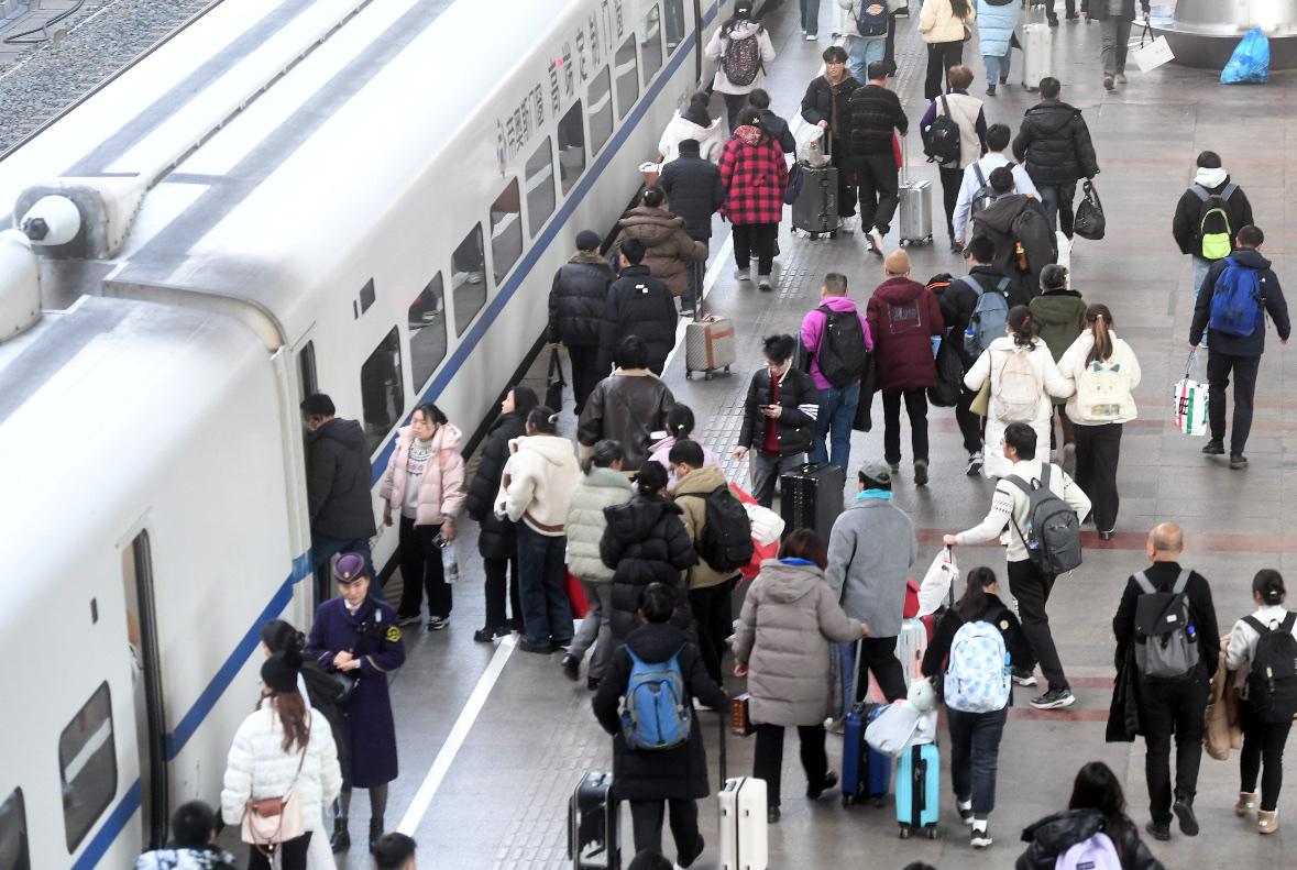 我想到一个解决春运难题的终极办法，就是：

把春运期间的火车票、机票、长途汽车票