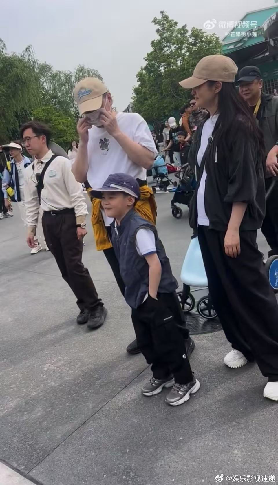 陈建斌蒋勤勤带儿子逛环球影城 陈建斌口罩快被脸撑变形太好笑，蒋勤勤素颜白到发光，