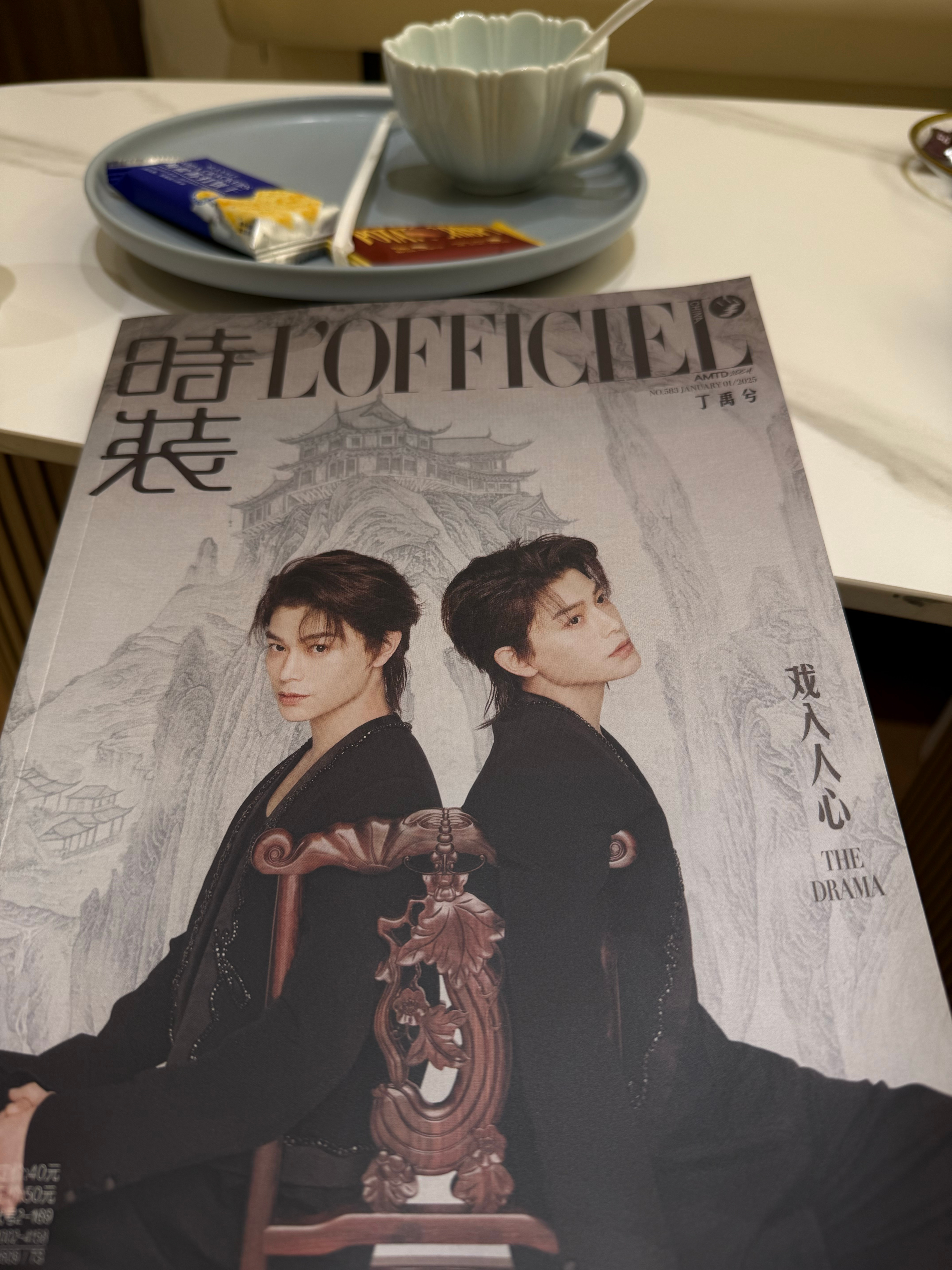 这家美容院里放了兮兮的杂志……我只能说还是太有品味了，这本杂志销量确实太顶了。 