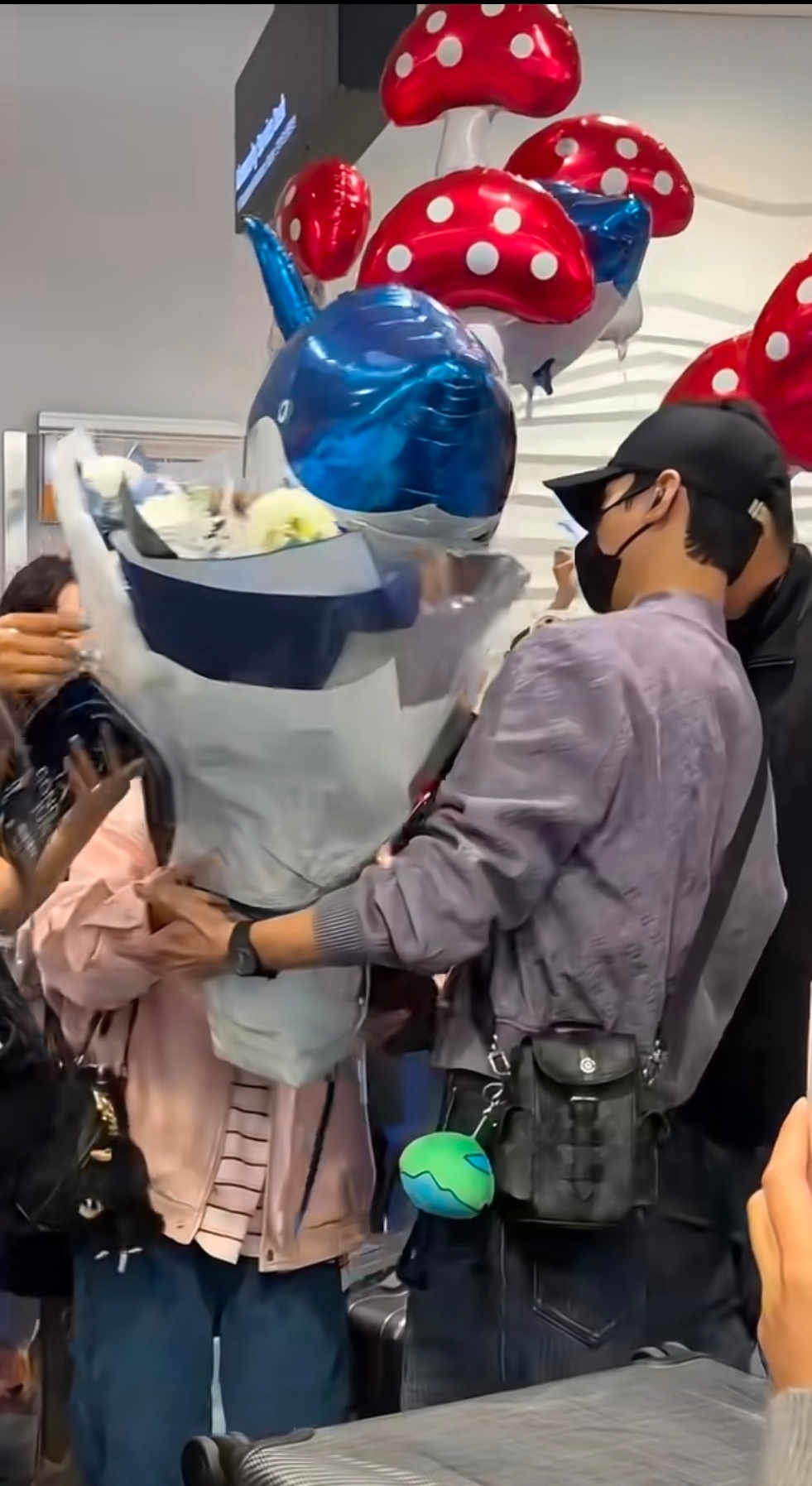 还以为这是哪个游乐园 ，鲨鱼蘑菇头上飞啊 