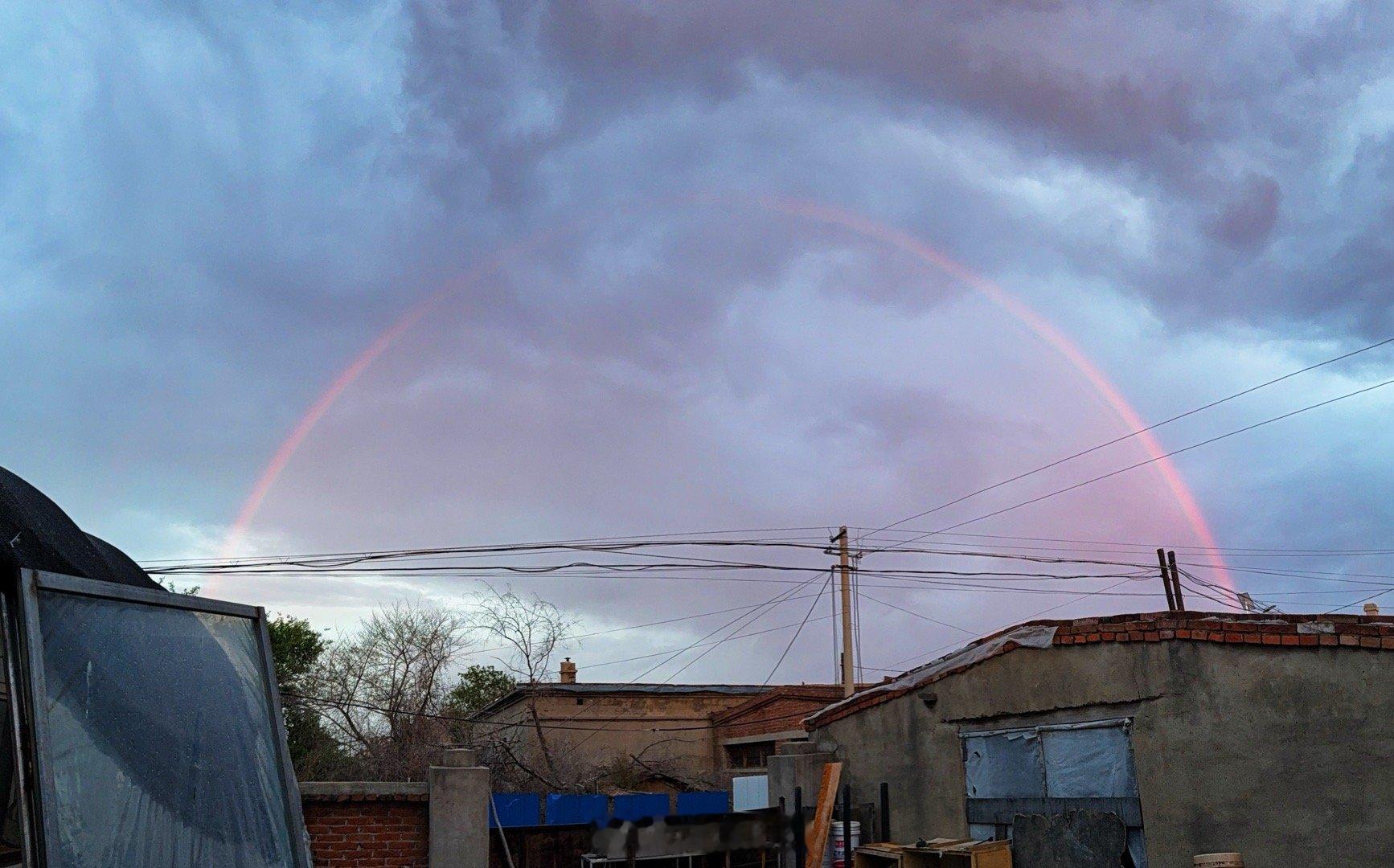雨后彩霞满天接着出现了一道“圆满”的彩虹🌈祝看到这条彩虹的你 圆满 顺利！高考