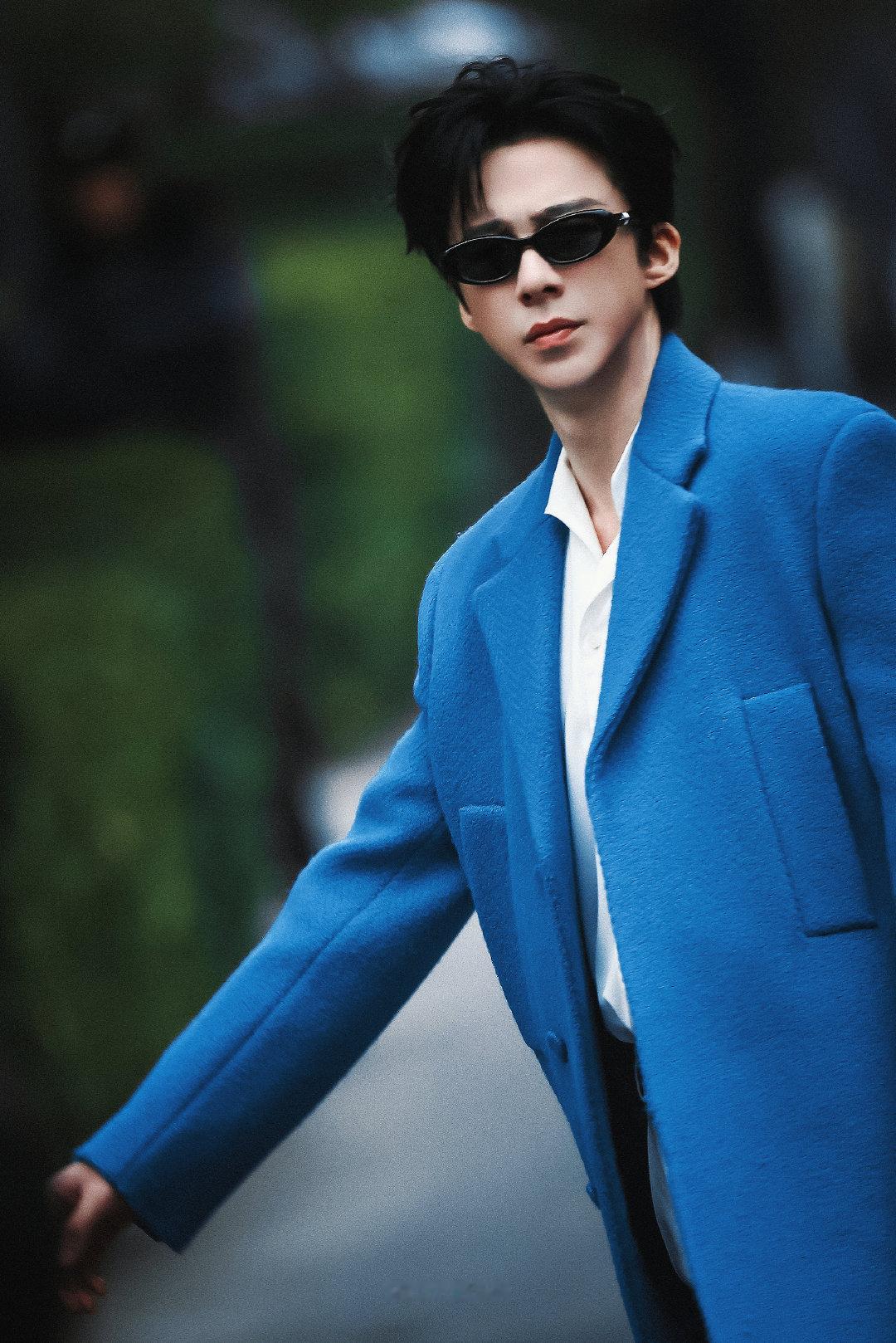 啊啊啊啊……蓝朋友又出现了……这件蓝色大衣真好看，上一次出现是录制综艺……今年春