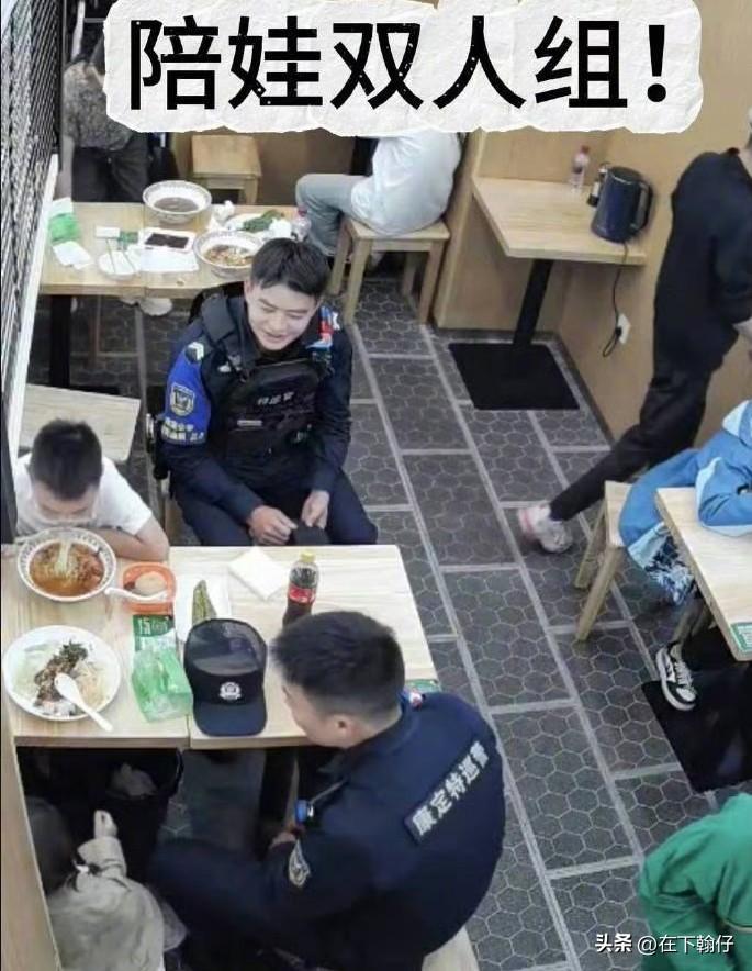 暖心一幕刷屏！康定餐馆里，游客把俩娃“托付”给邻桌警察，小女孩一句话让全网破防