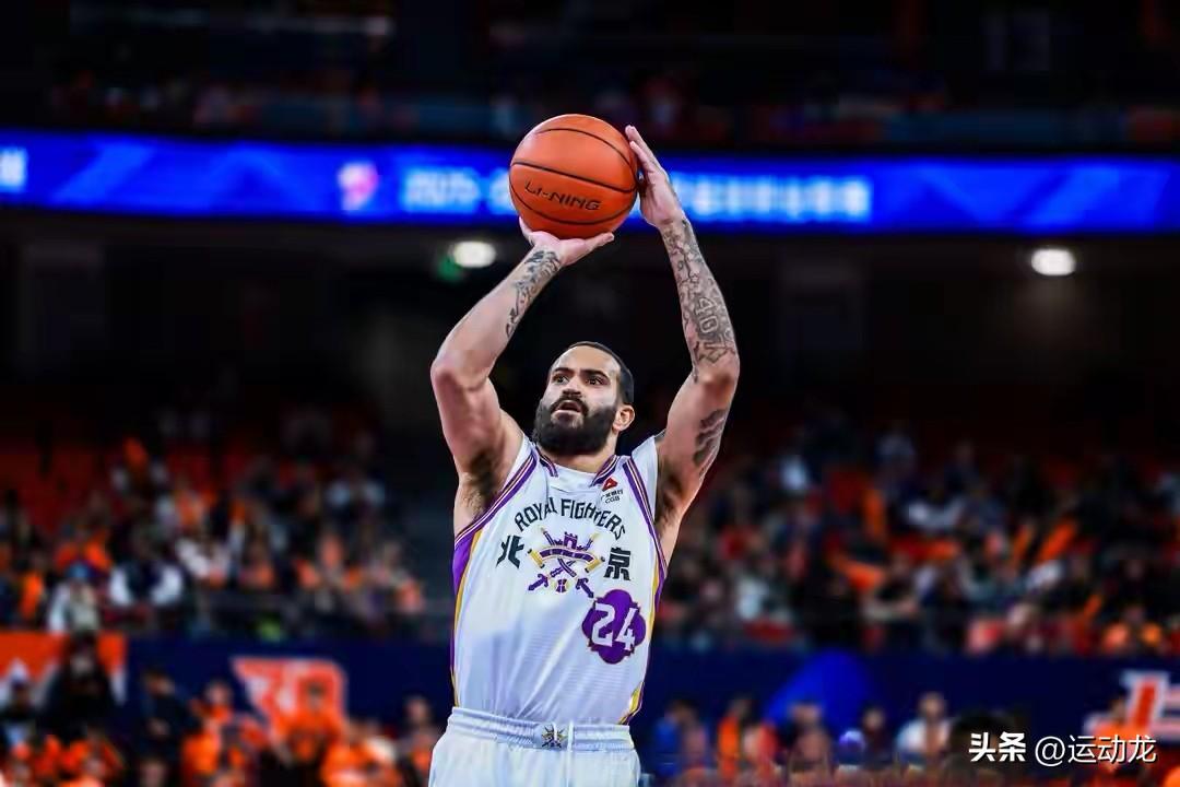 8人轮换广州队最后1.5秒被11人轮换北控绝杀。
本场比赛广州队仅8人轮换出战，