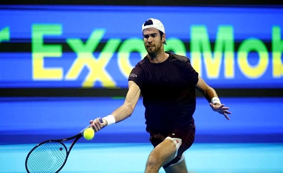 差点儿，世界第一就步了辛纳的后尘。

就在隔壁，辛纳刚被爆冷淘汰。轮到阿尔卡拉斯