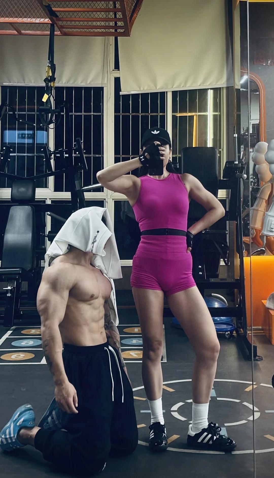 不知道啊
他非要跪着拍运动女生 跪下