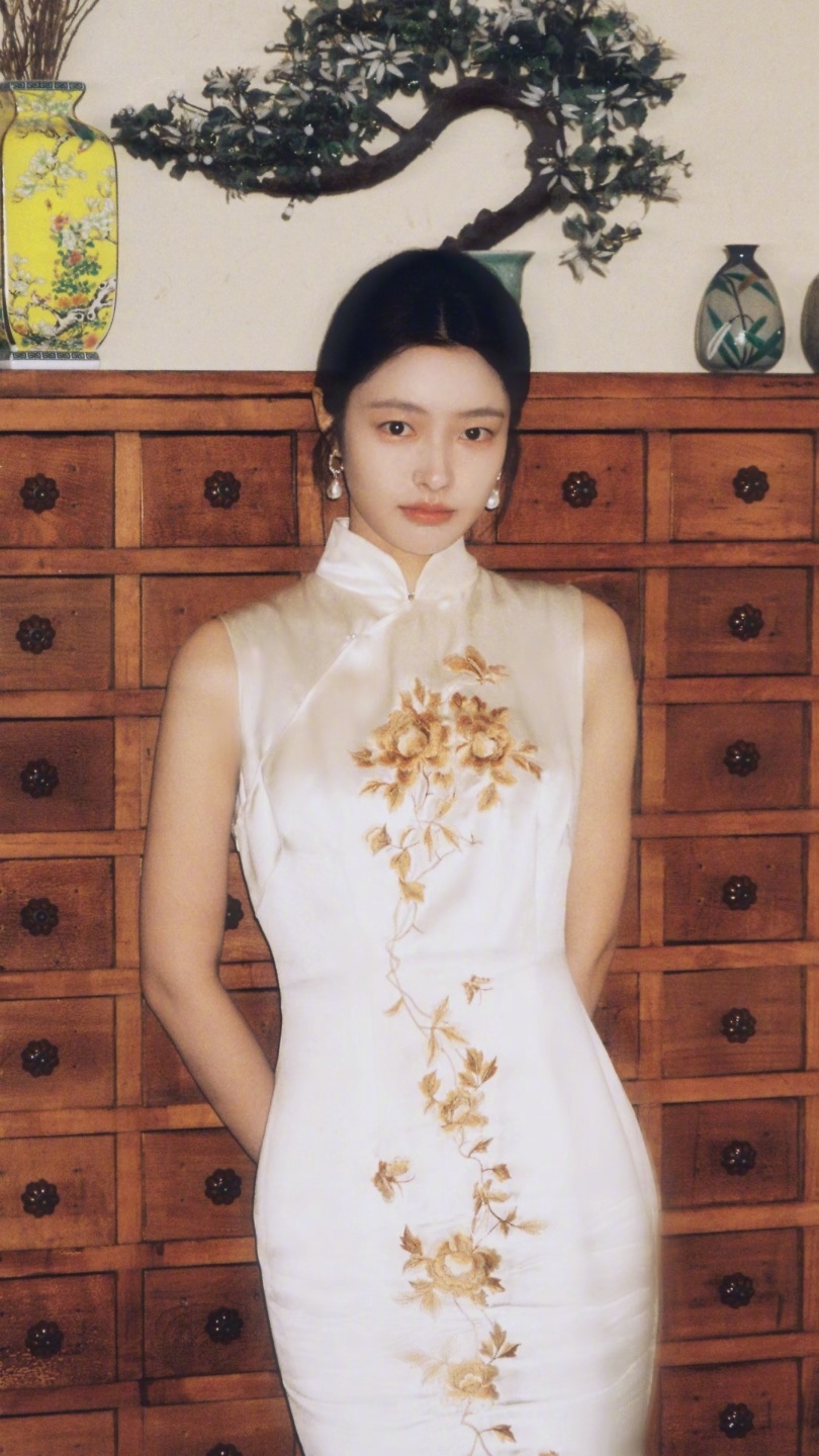《玉簟秋》开机倒计时，徐若晗民国装扮👇 单看造型确实比古装更适合她[并不简单]