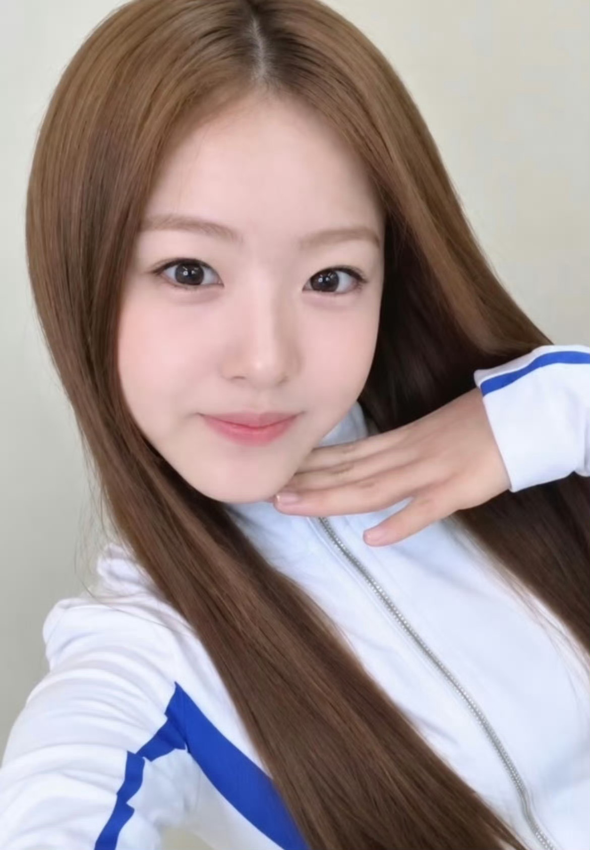 韩网论坛抵制盛艾敬韩国活动刚出道就遇上大麻烦。13岁的盛艾敬，作为李秀满新女团的