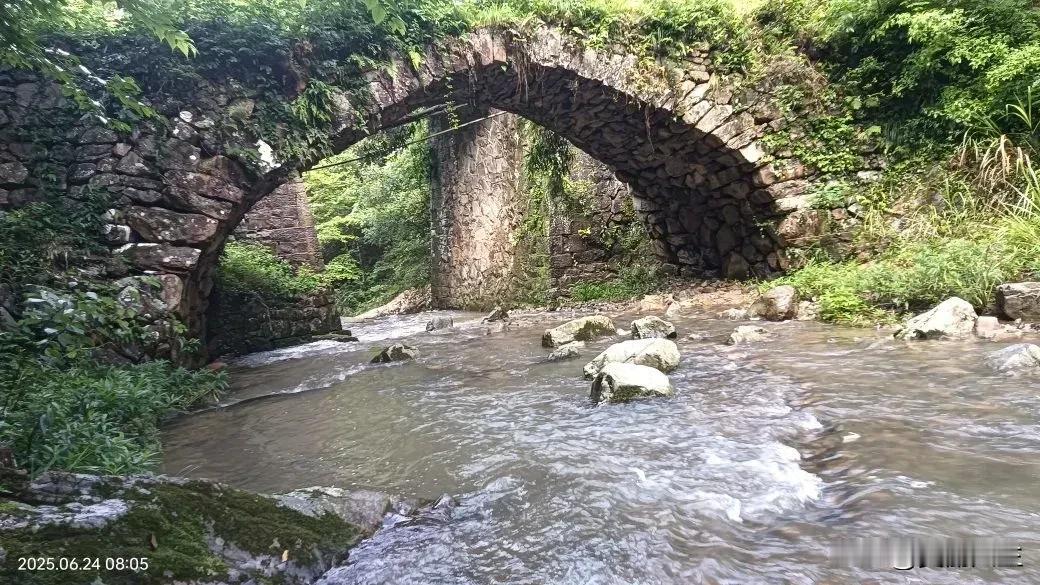 丰干桥是进入国清寺的主通道，为了纪念唐代国清寺高僧丰干和尚而名。这是一座石砌拱桥