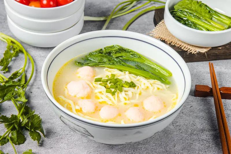 冬日生活打卡季热汤面：一碗鲜美汤面，暖胃又补充能量。