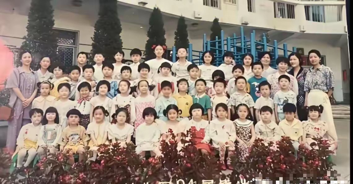 幼儿园时期的刘亦菲，妥妥C位，你能认出哪个是她吗？ 