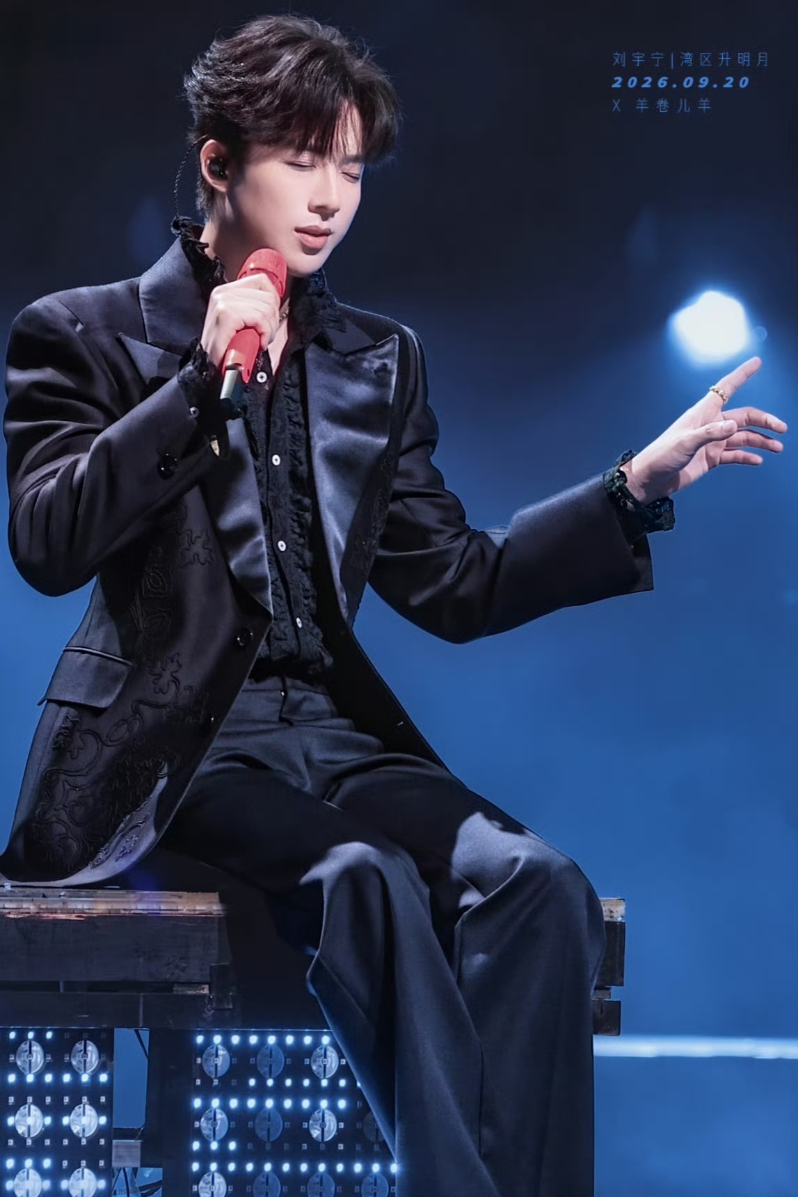 摩登兄弟  他的嗓音，仿佛有着魔力，能够轻易地穿透喧嚣，抓住每一个听众的耳朵，让