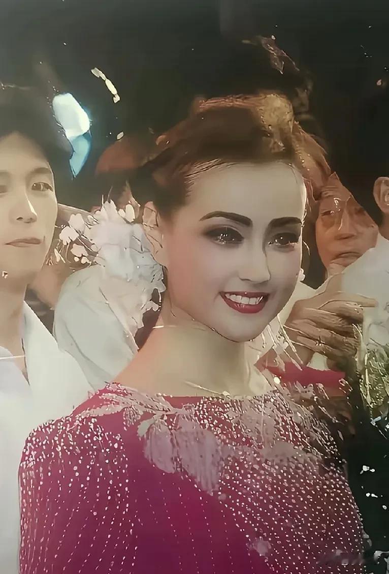 刘晓庆的美，真的是让人惊艳！她的美大气又自信，让人看着特舒心[奸笑]