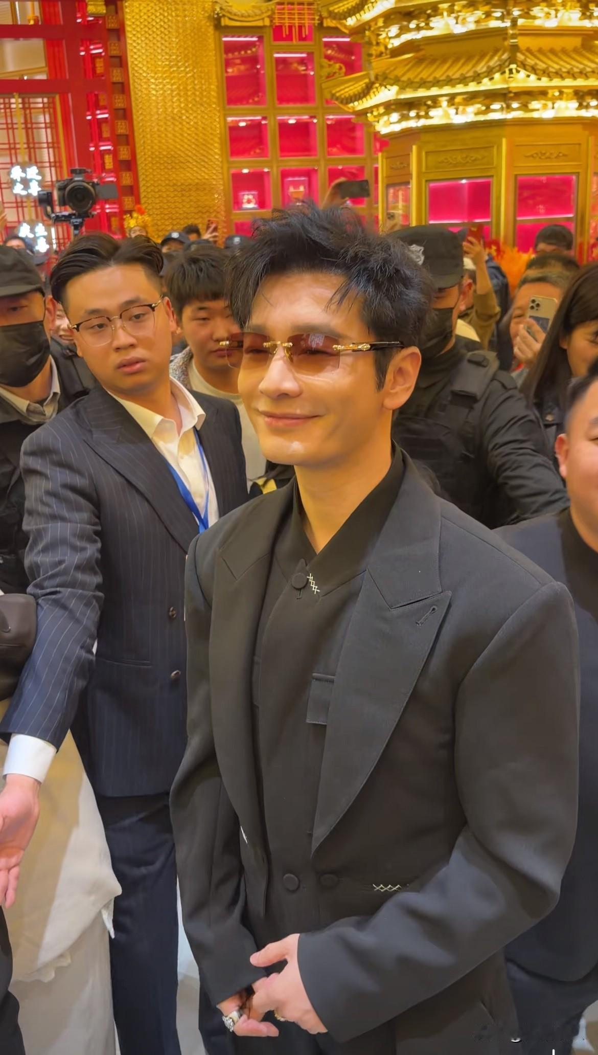 黄晓明到贵州黄金楼了！
简直就跟拍短剧霸总一样，
去参加剪彩活动，现场人山人海，