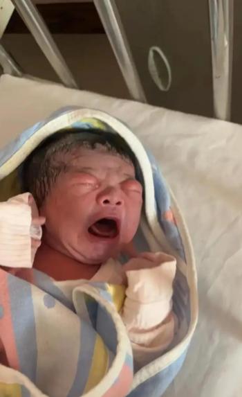看哭了！医院一名孕妇生了个男孩，婴儿没呼吸，拍来拍去不哭，主产医师都要放弃了，实