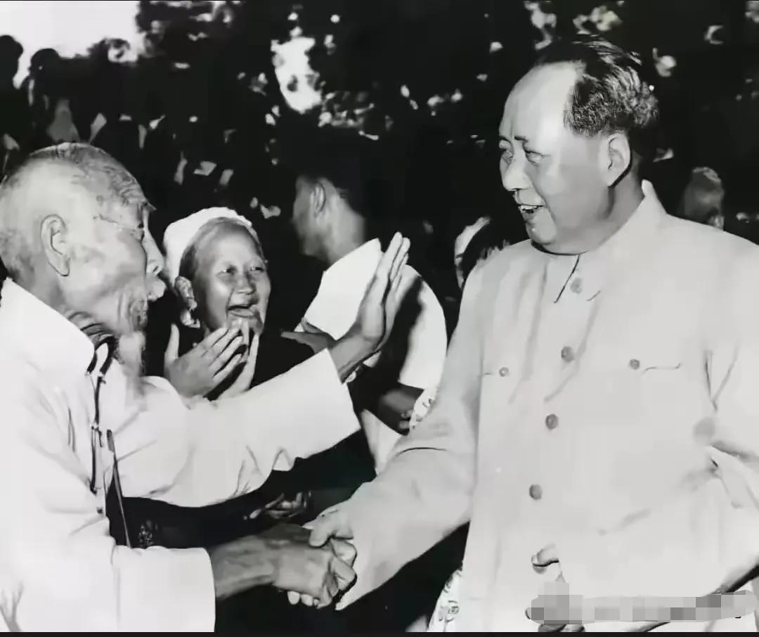 🙏请停留几秒，为伟人点个赞送朵花💐
《伟人屹立永流传》
在人民的心中，您是一