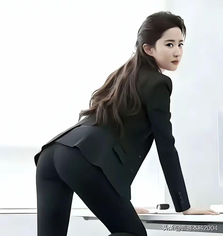 周末，我一直在琢磨到底要不要买房。如今，房价仍在下跌，此时买房无疑是笔亏本的买卖