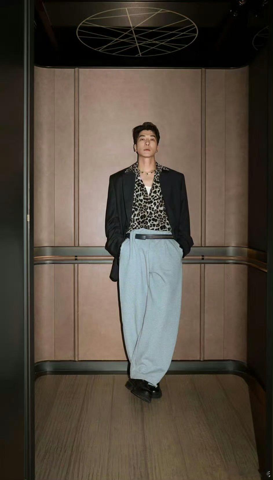 张亮穿搭基础气质就不基础 他的时尚感不是靠夸张的单品堆砌，而是通过细节展现。无论