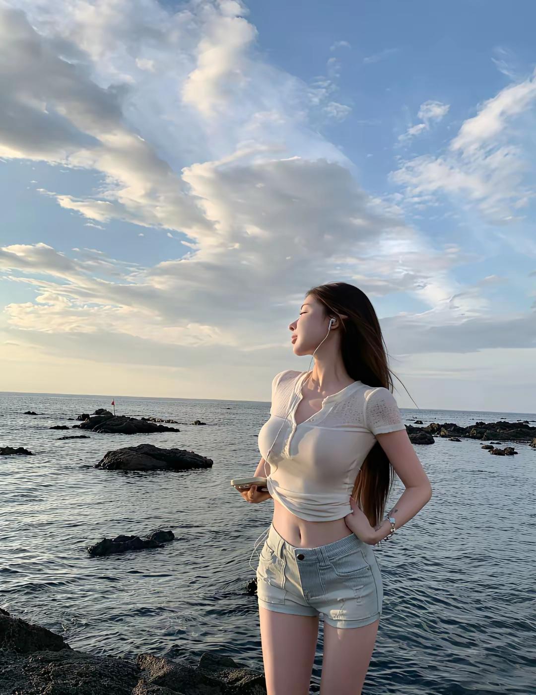 海边漫步，聆听海浪，享受自由时光。🌊🎧🌞