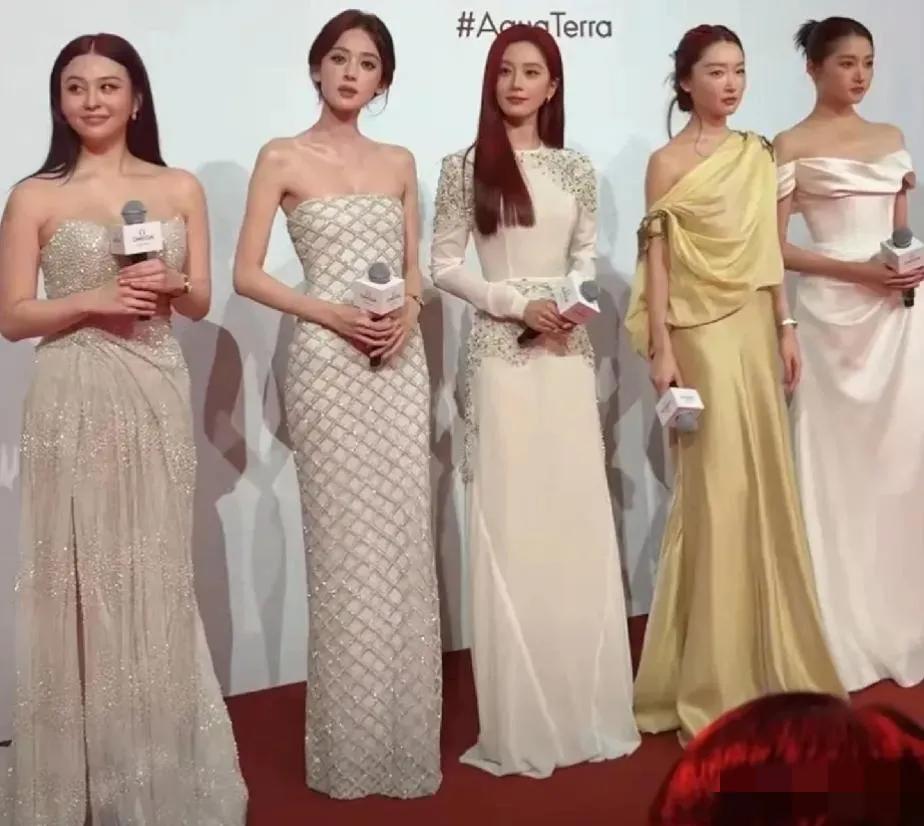 五星同框，最美的就是身姿曼妙，粉面含春的欧阳娜娜与照片最右侧的关晓彤！

长发翩