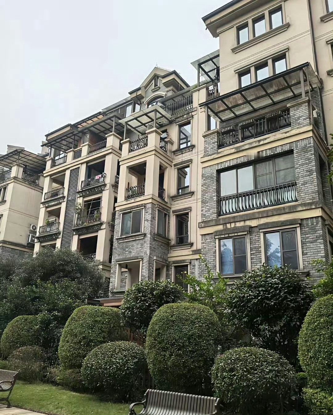 不懂就要问，为啥高档小区没人晒被子 