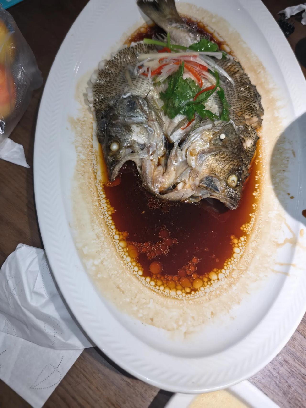 昨天中午和闺蜜们吃个饭。
饭店的氛围不错。
菜做得也不错，
就是闺女说你都点的家