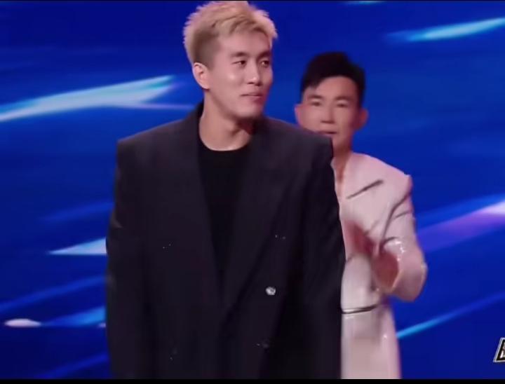郭艾伦目前前途渺茫！
在和广州队解约之后，目前仍然没有关于下家的任何消息，自己的