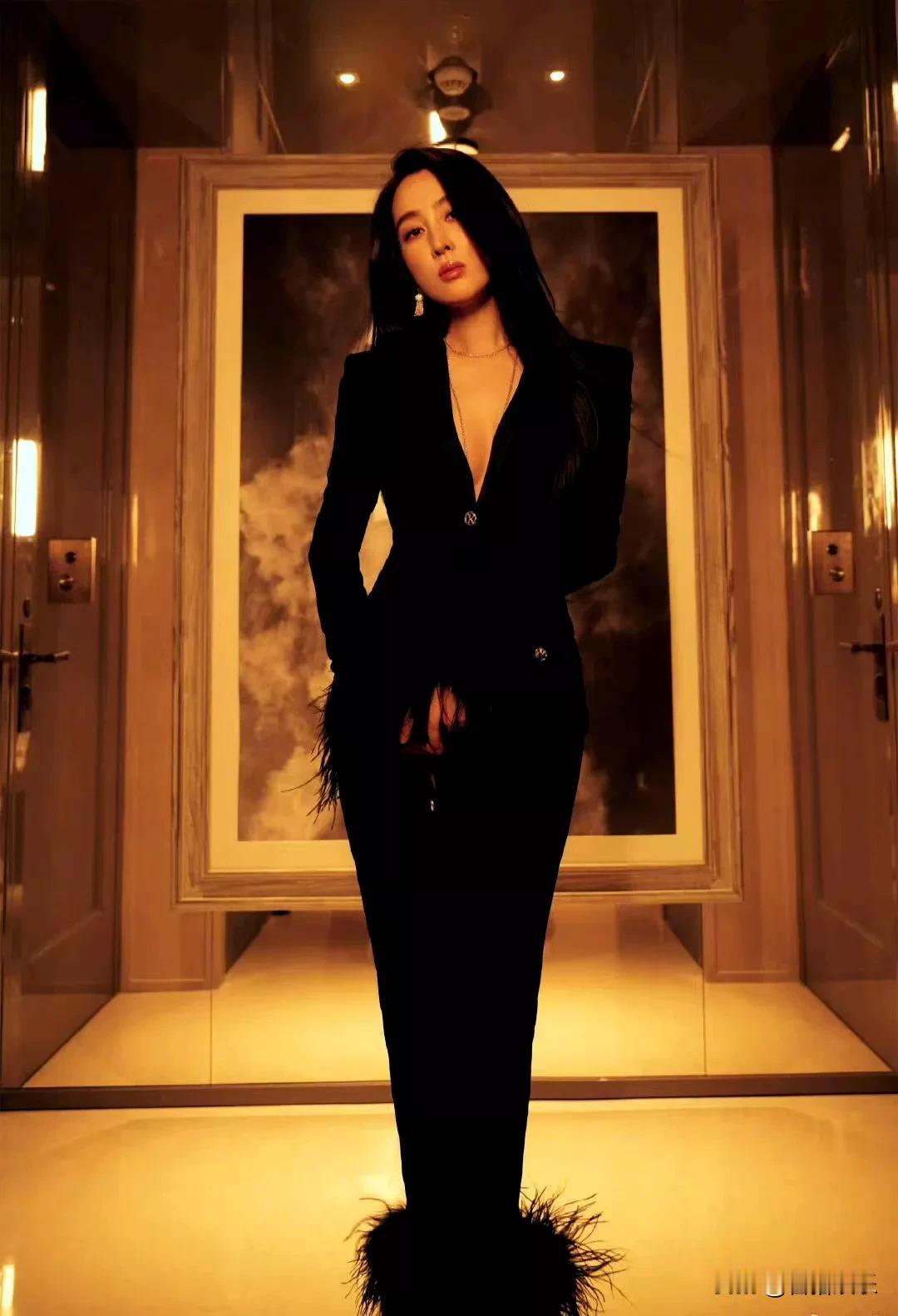 马苏：优雅黑裙，尽显高贵气质！🖤✨