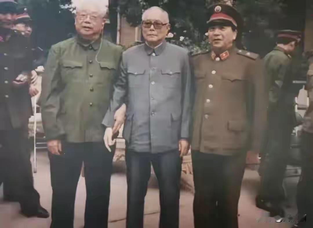 80 年代，三位开国元勋的一张合影，他们都是从红四方面军走出来的高级将领。我打赌