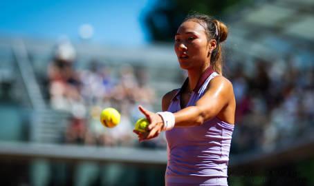 WTA伦敦站首轮，去年的四强郑钦文0-2首轮输球，丢掉了本站195个积分，职业W