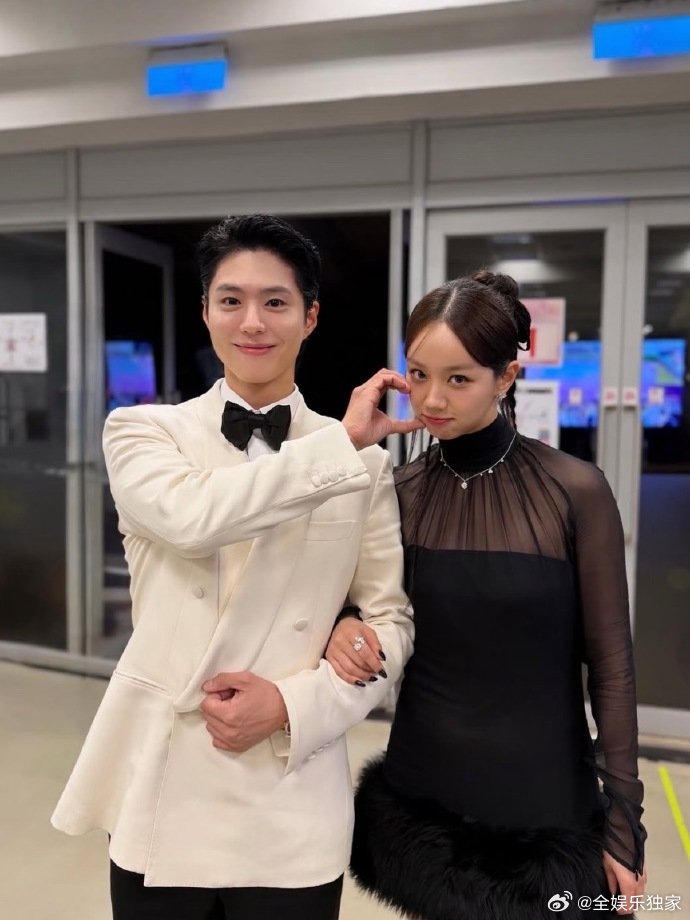 朴宝剑李惠利一起跑步 这是什么神仙同框！跑步互动默契十足，脸颊比心甜到齁，妥妥的