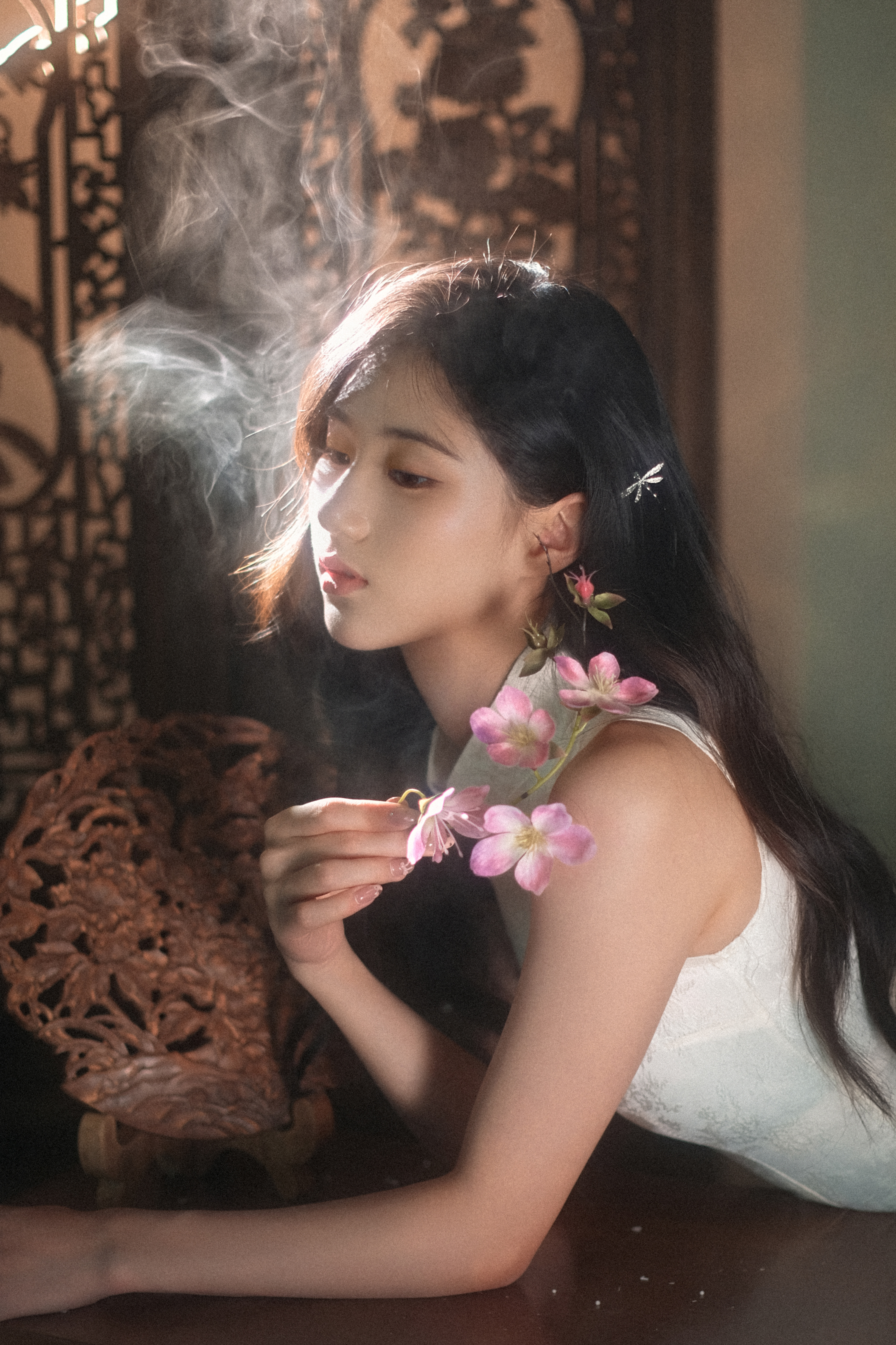 “花影移来，摇碎半窗月” ​​​