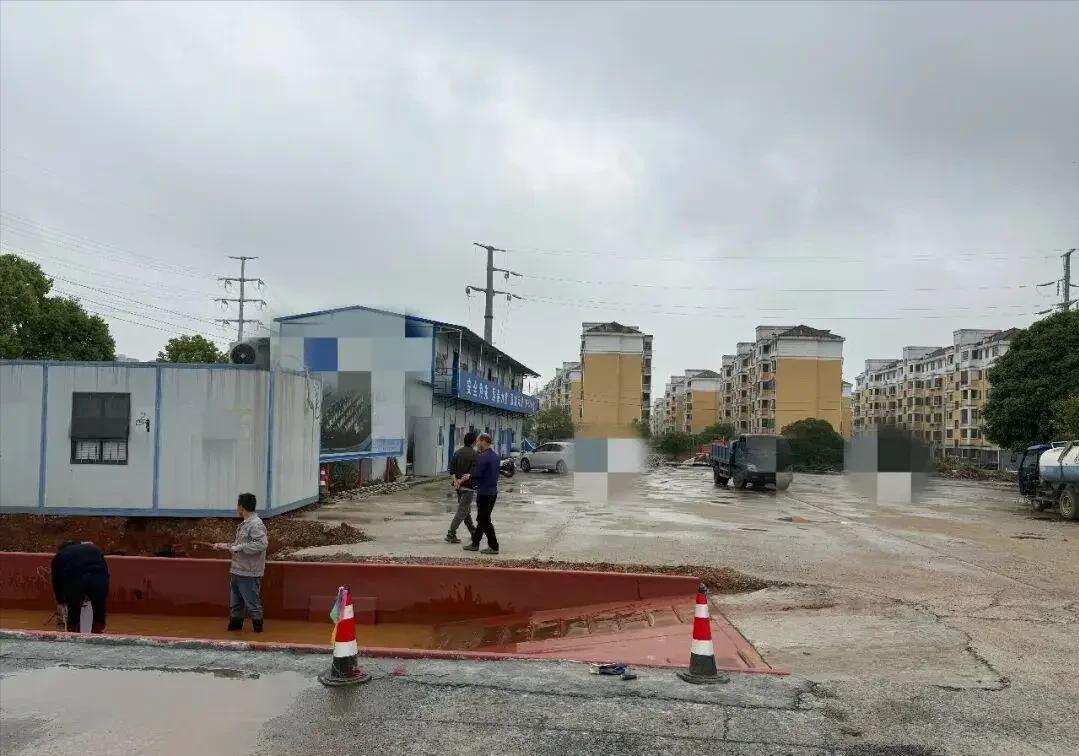 预算4528万的境改造项目，全程人为操控，被网友戏称：演戏式招标。

当地一家集