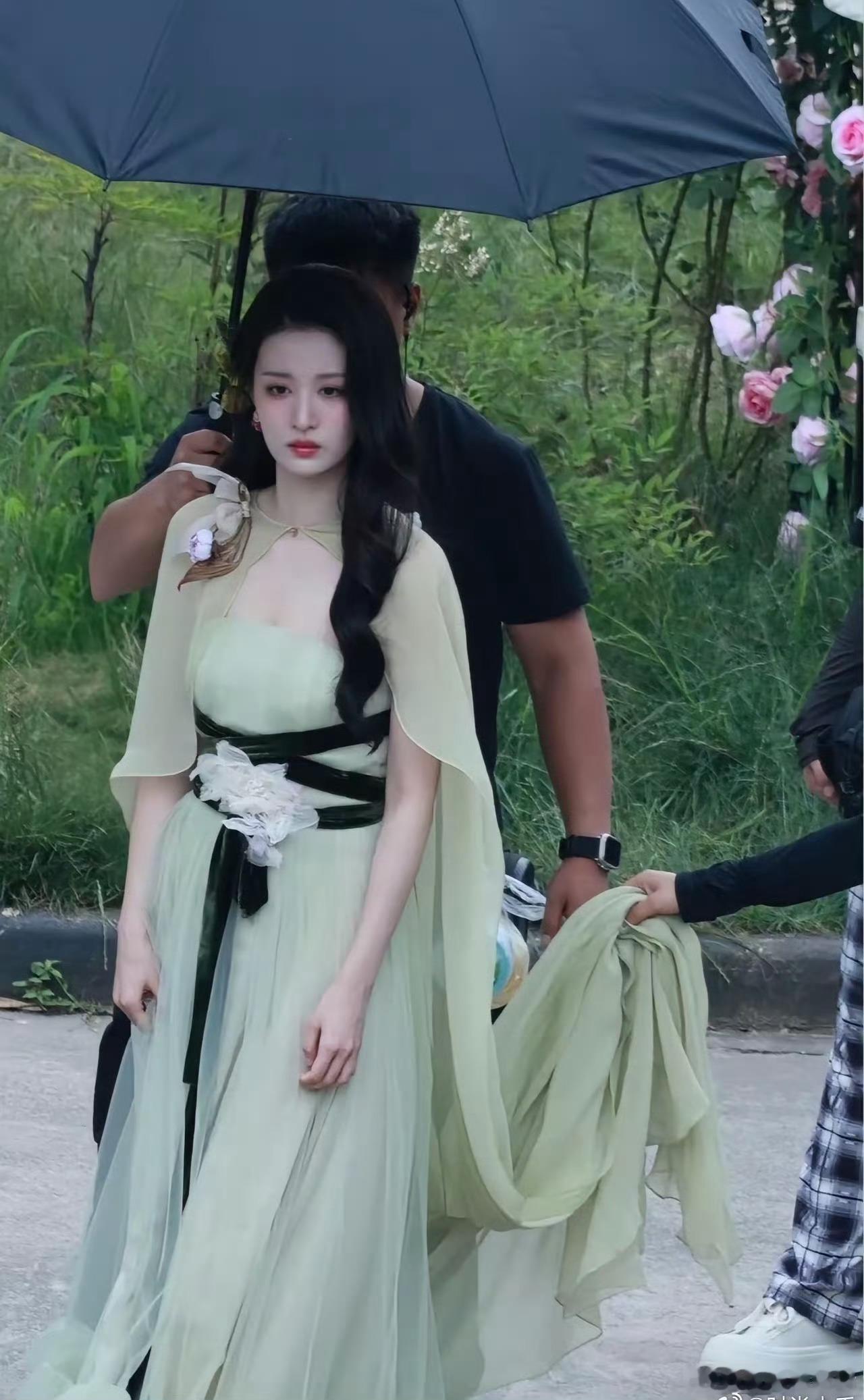 王楚然浮生和这一秒的衣服好像啊，根本分不清，但是她真是好身材。
