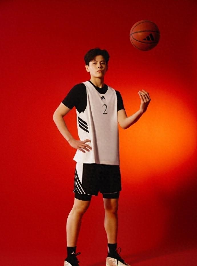 作为一个追了十几年国产篮球的老球迷，看到阿迪达斯这次直接把合约拍在杨舒予桌上，我