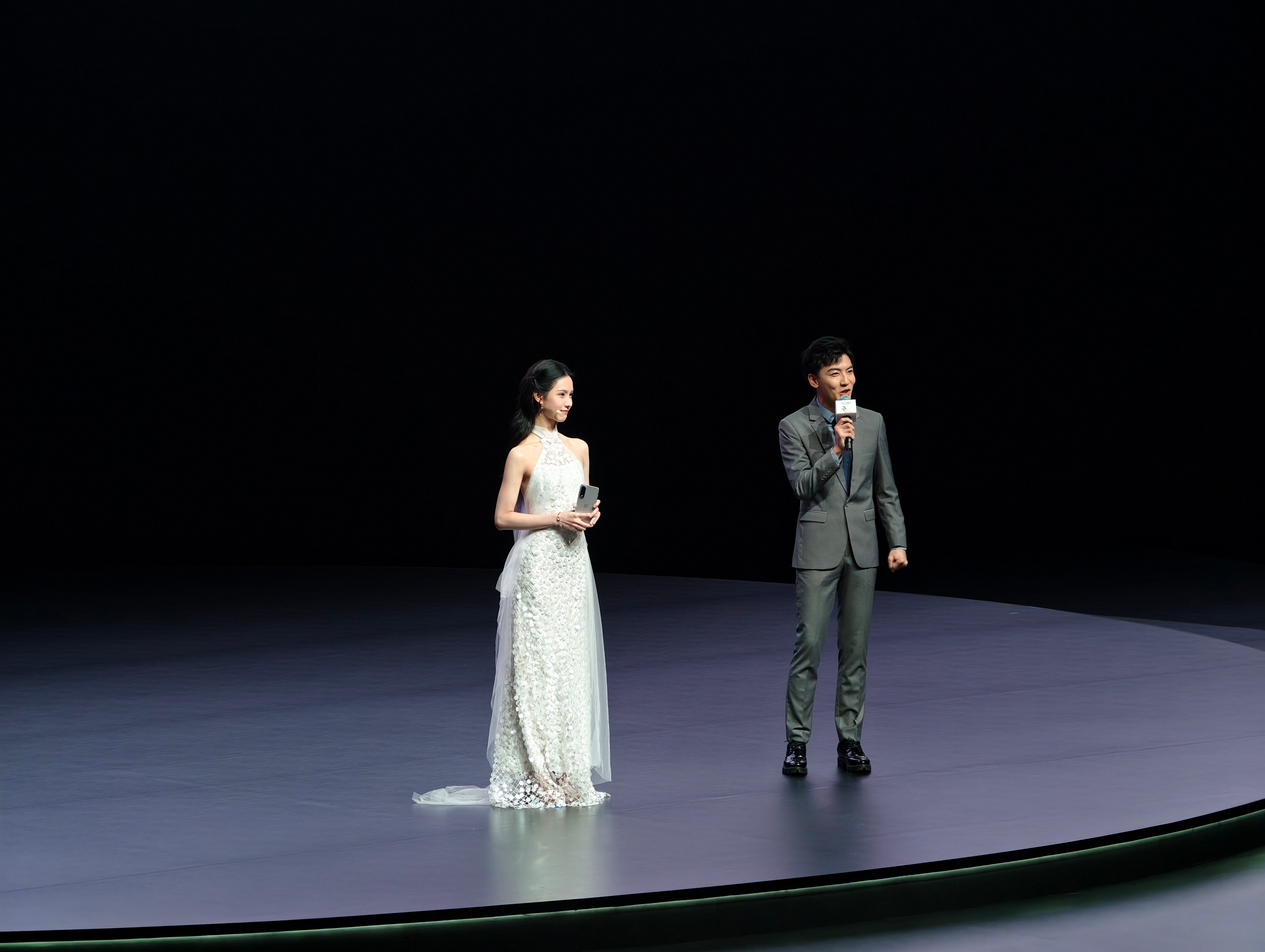 陈都灵来一加Ace 5至尊版发布会现场了，本人也太好看了吧[憧憬]陈都灵 ​​​