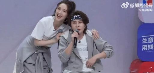 谢楠好像在孩子看文艺汇演 谢楠表情 母爱如山 浪姐一公小考现场，谢楠那专注又投入