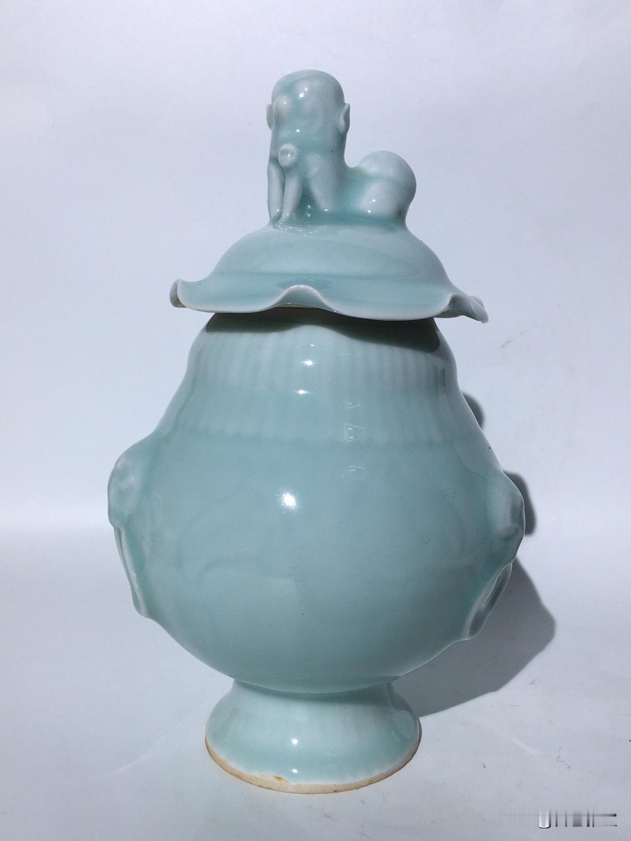 南宋湖田窑影青兽钮荷叶盖罐，青白瓷里的宋韵瑰宝！
       湖田窑作为宋元青