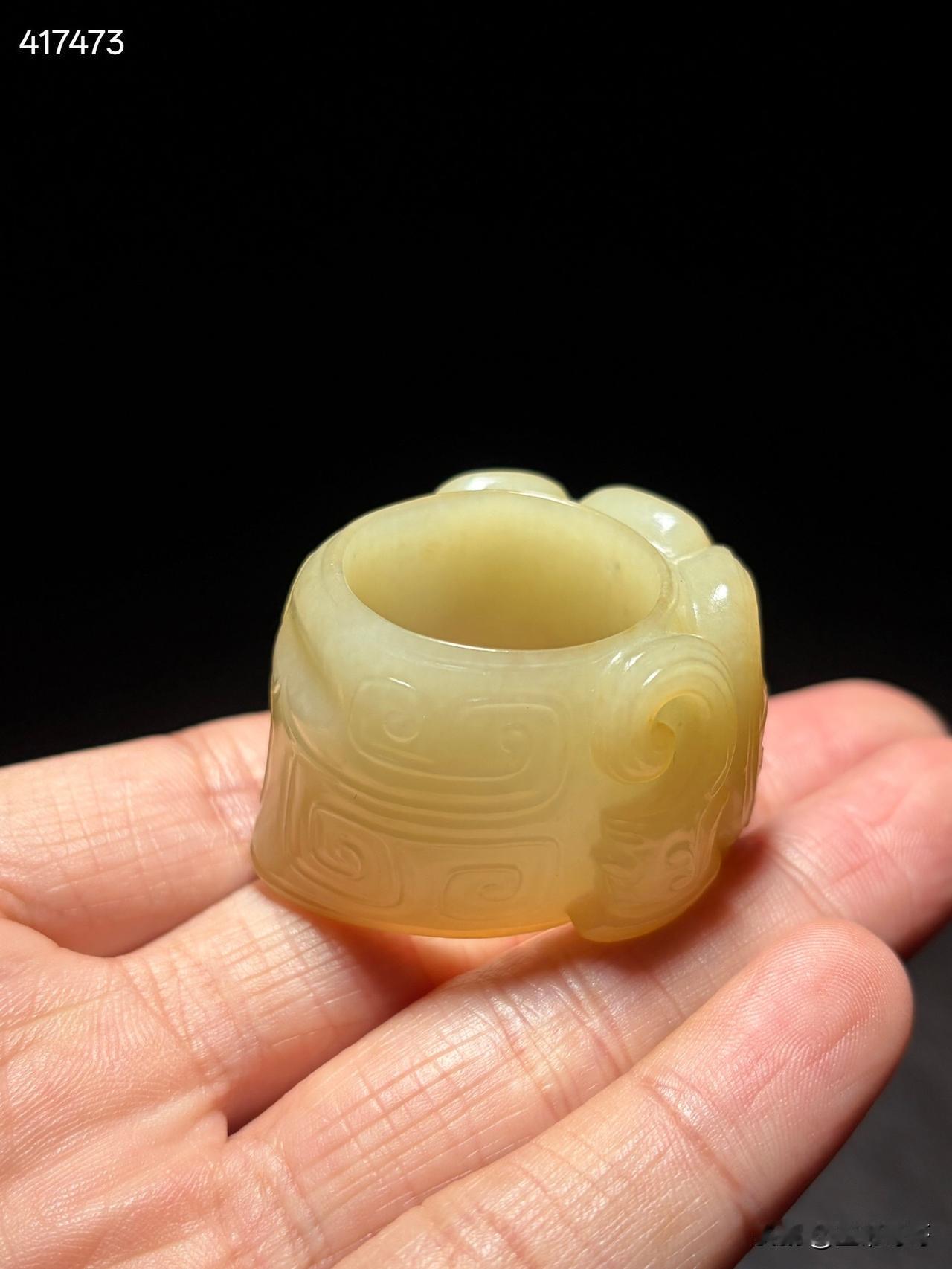 和田玉神人纹玉蠂
尺寸4.3×3.7×2.6厘米，内径2.26厘米重量42克