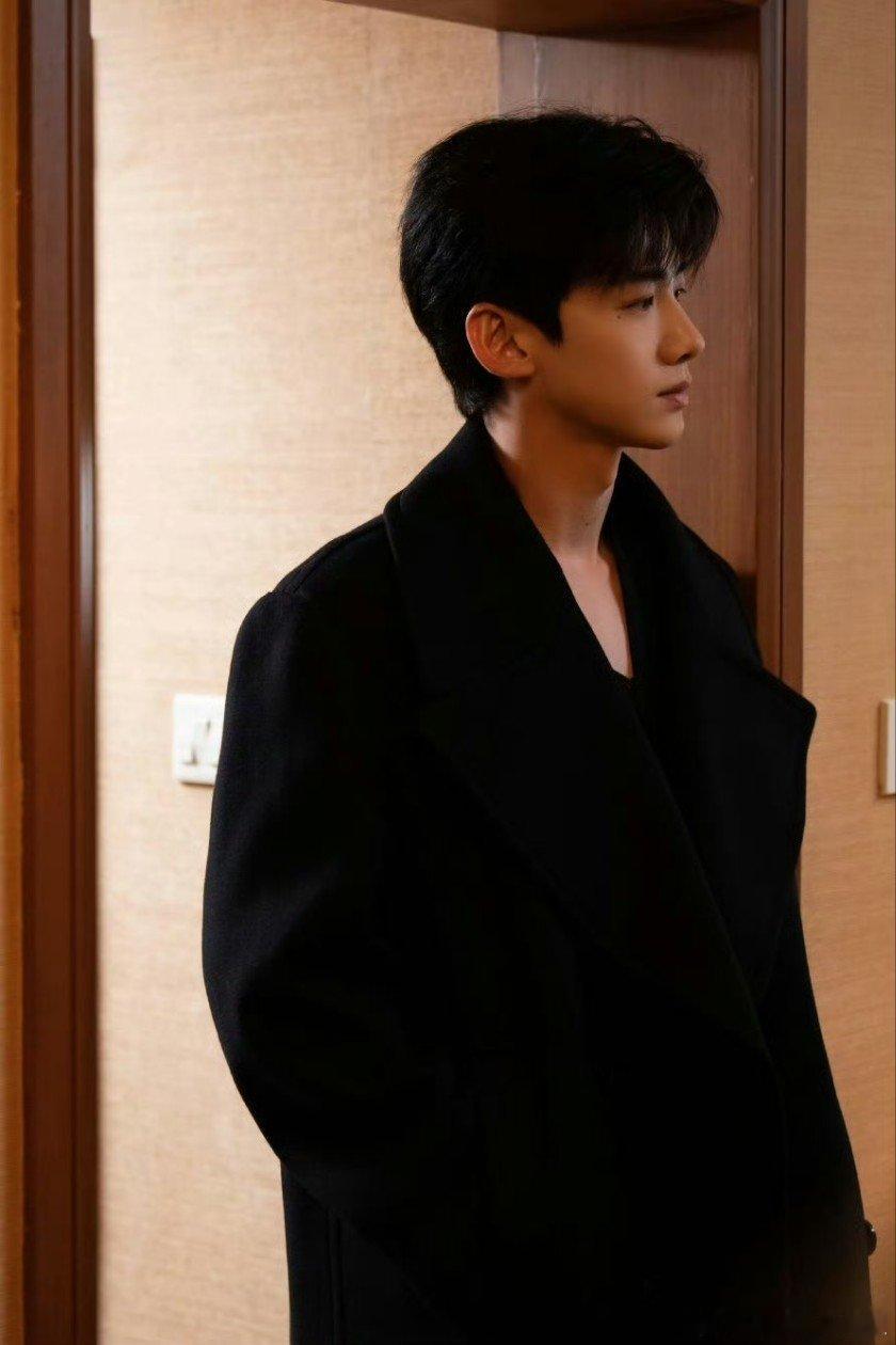 白敬亭白敬亭连续两年入选广电年鉴白敬亭连续两年上榜广电年鉴 去年是南来北往，今年