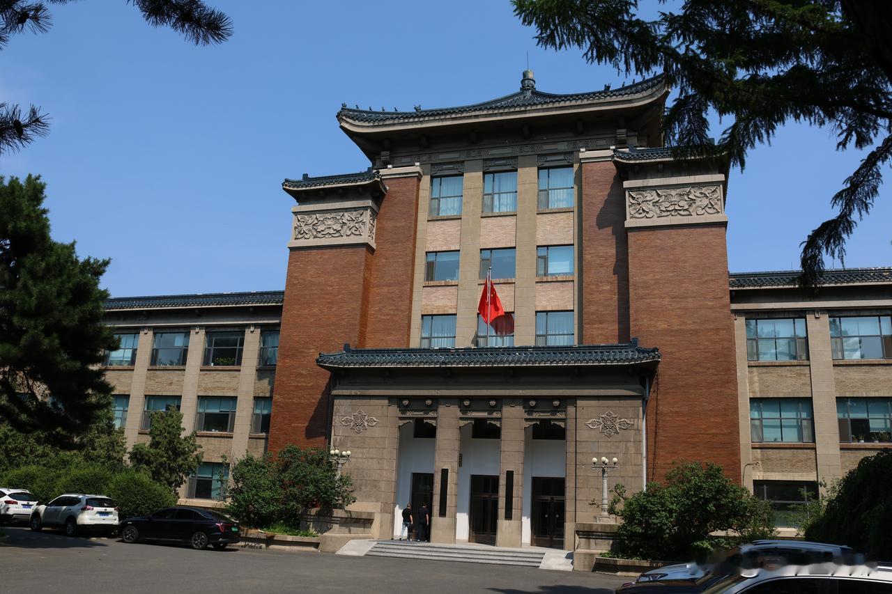 长春新民大街最像“兴亚式”建筑的是老省图书馆，建于1958年，采用中国传统的仿古